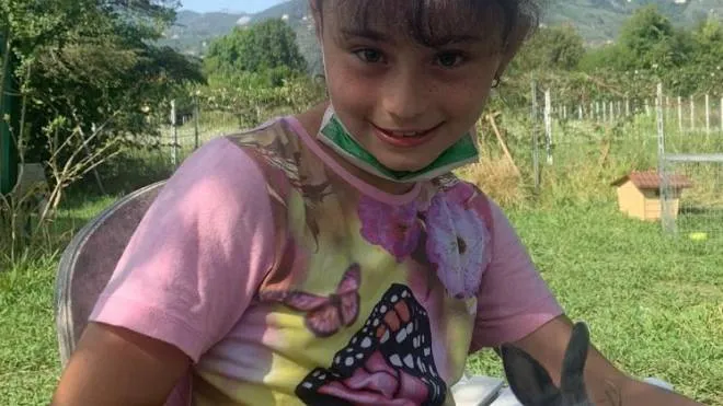 Arianna Mazzarella Baldi con il suo coniglietto. La piccola, 10 anni, ha scritto il suo primo libro dal titolo «Storie d’amicizia»