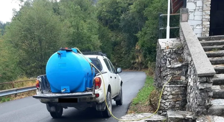 La foto dell’autobotte privata inviata al sindaco Francesco Persiani