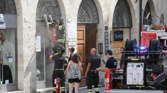 principio incendio negozio corso Vannucci centro storico di Perugia