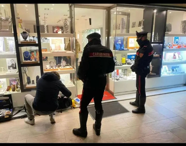 Il sopralluogo dei carabinieri nella gioielleria di Ceparana in. cui a gennaio è avvenuta la rapina violenta