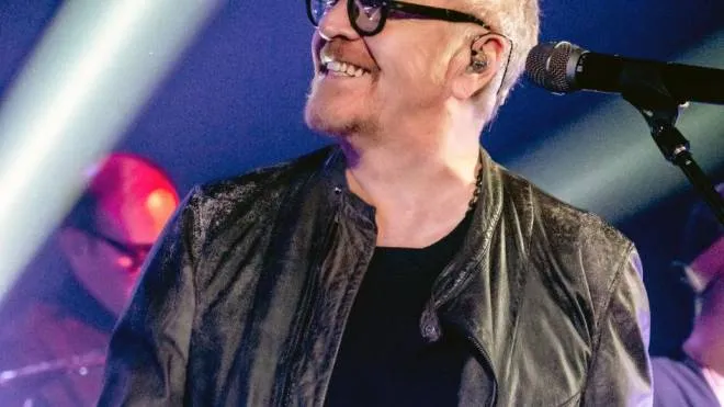Il cantautore Umberto Tozzi durante un concerto