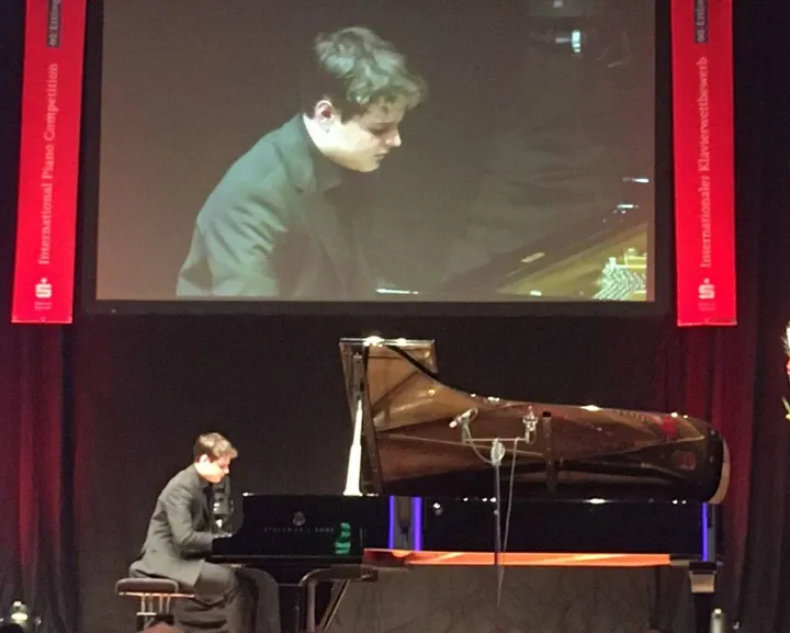 L’esibizione al pianoforte di Pierpaolo Buggiani, 16 anni
