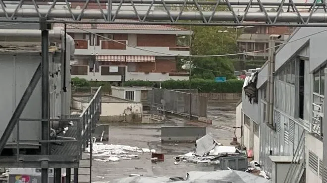 I danni ingenti subiti dai padiglioni del complesso a Carrara, causati dalla violenta tempesta di giovedì