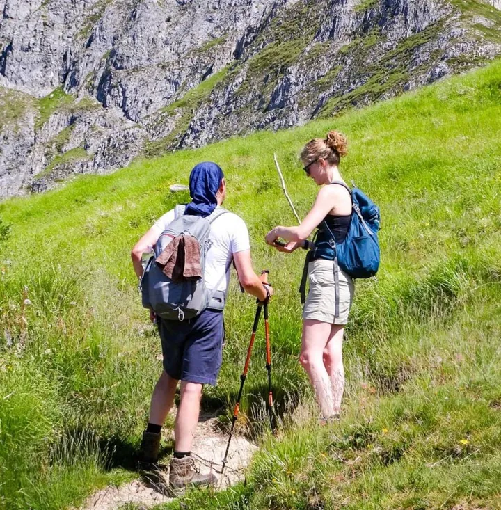 Una coppia di escursionisti vivono al meglio la bellezza della montagna