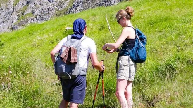 Una coppia di escursionisti vivono al meglio la bellezza della montagna