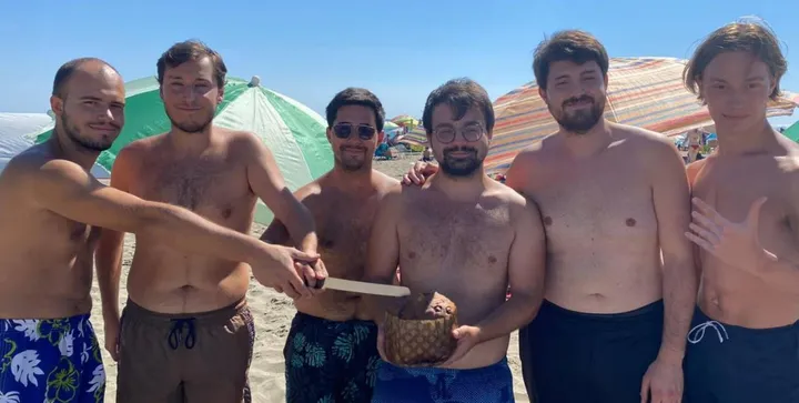 Tutti in spiaggia armati di dolce per celebrare l’estate con una bella fetta di panettone in riva al mare