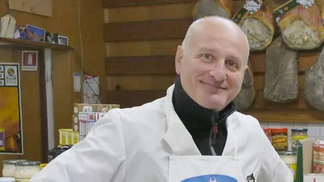 Valerio Monzali, 61 anni, in una bella foto scattata nella gastronomia Migrana di cui era titolare