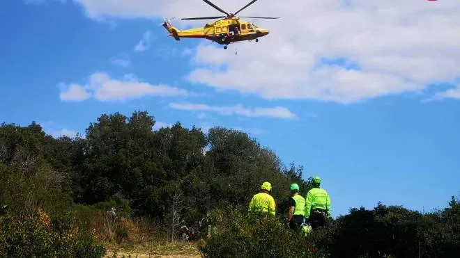 L’elicottero del soccorso alpino in azione nella giornata di ieri