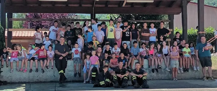 I bambini di Mulazzo e dintorni che hanno partecipato al campus estivo nella giornata con i vigili del fuoco