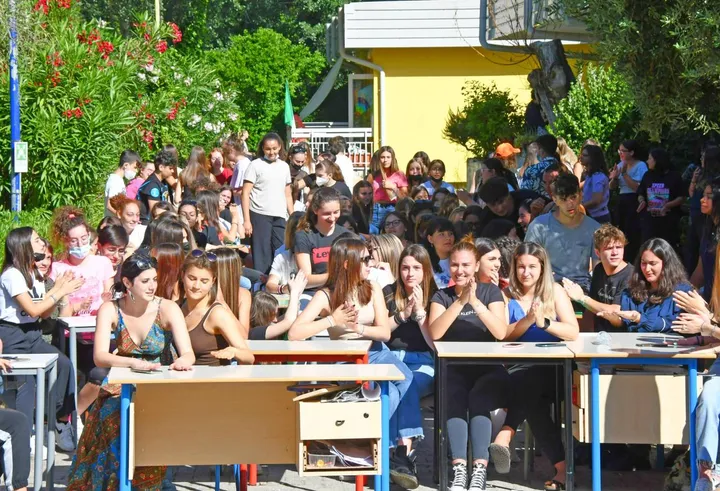 La protesta degli studenti del Repetti-Montessori contro le “classi pollaio” l’ultimo giorno dello scorso anno scolastico