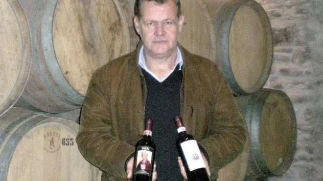 Giuseppe Balestra, titolare dell’azienda, con alcune delle sue bottiglie