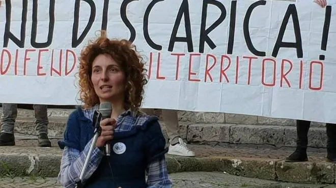 L’avvocato Valeria Paseri durante una manifestazione contro l’ampliamento della discarica