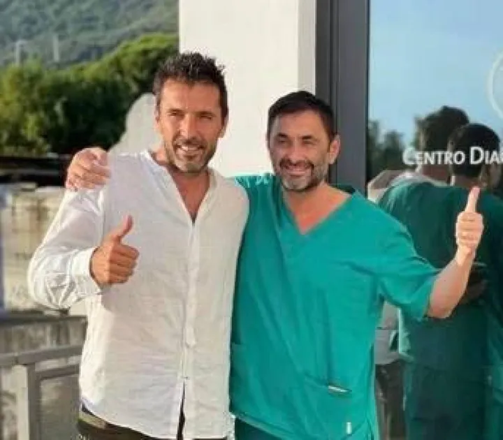 Il dottor Giuseppe Tognini, radiologo dei calciatori, con Gigi Buffon