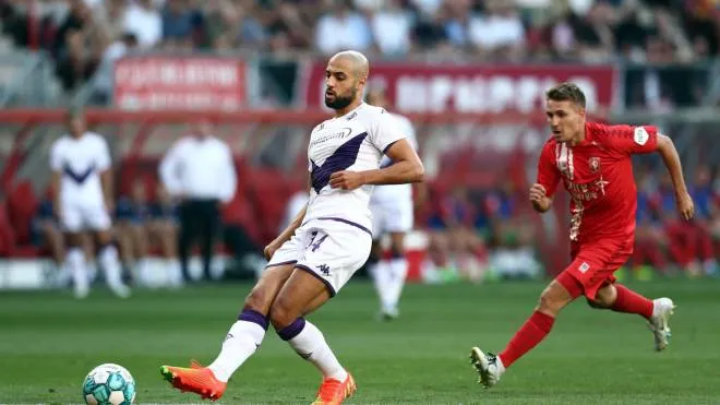 epa10138401 Sofyan Amrabat (L) of AFC Fiorentina and Michal Sadilek of FC Twente in action during the UEFA Europa Conference League play-off match between FC Twente and AFC Fiorentina at Stadium De Grolsch Veste in Enschede, Netherlands, 25 August 2022.  EPA/Vincent Jannink
