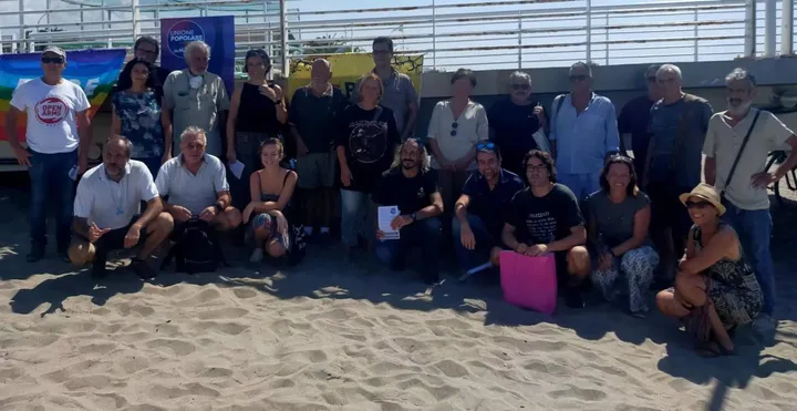 L’iniziativa andata in scena alla spiaggia libera vicino al pontile di Marina di Massa con attivisti e candidati