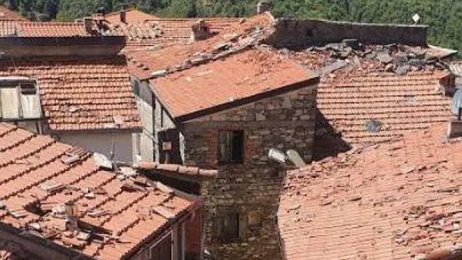 Le raffiche di vento hanno danneggiato i tetti di varie abitazioni e, accanto, il sindaco Gianluigi Giannetti