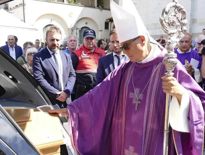 Il saluto del vescovo Giovanni Nerbini al feretro di Gastone Simoni (Foto Attalmi)