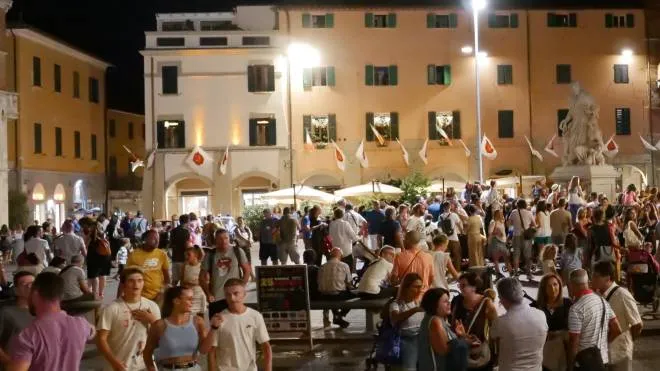 Piazza Dante invasa da residenti e turisti durante una delle notti grossetane