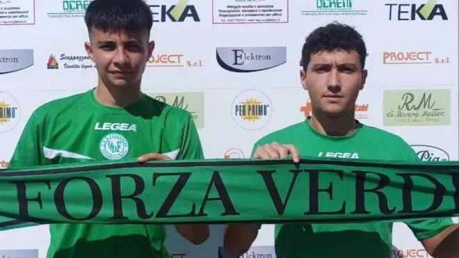Matteo Azioni (a sinistra) e Andrea Nicolini con la maglia verde della Fezzanese