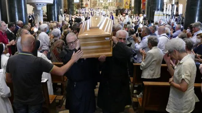 Un momento dei funerali che si sono svolti alla cattedrale di Santo Stefano a Prato