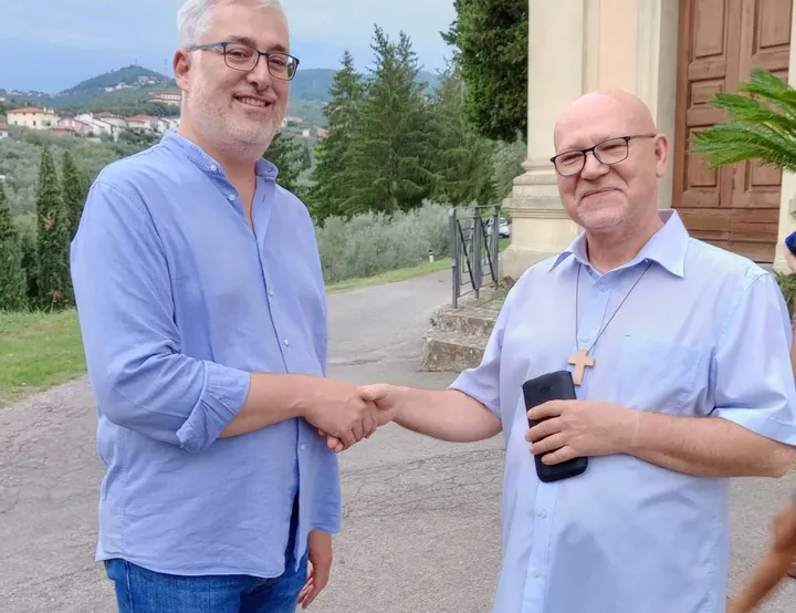 Il sindaco Alessio Torrigiani con il parroco Mattia Klimek