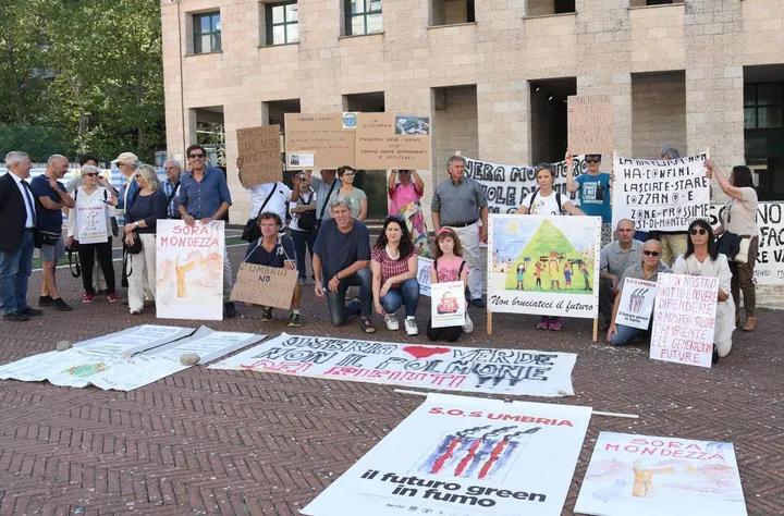 I comitati hanno manifestato a Perugia, al Broletto, sotto gli uffici della Regione, e a Orvieto davanti alla sede del Comune