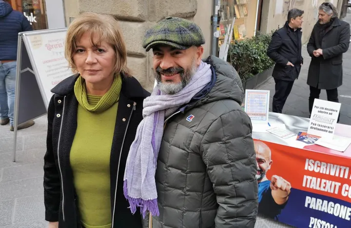 Carla Breschi insieme a Gianluigi Paragone durante una manifestazione in città