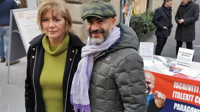 Carla Breschi insieme a Gianluigi Paragone durante una manifestazione in città