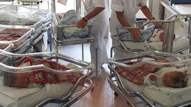 Due infermiere con alcuni neonati in ospedale in una foto d'ARCHIVIO. ANSA