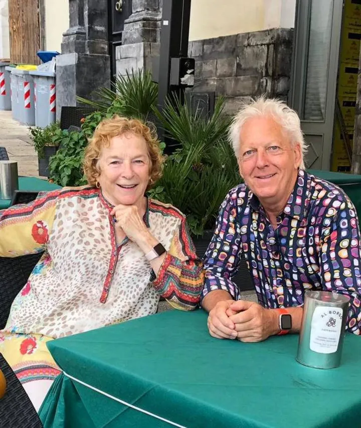 La scrittrice americana Frances Mayes insieme al marito durante una visita in centro