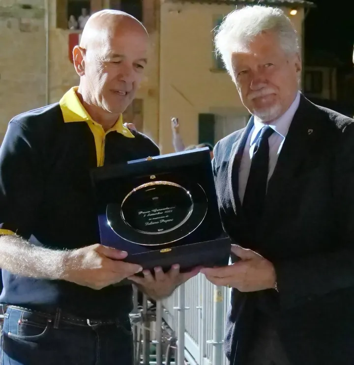 Il sindaco Alessandro Ghinelli consegna la targa al rettore gialloblù Ezio Gori