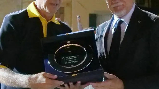 Il sindaco Alessandro Ghinelli consegna la targa al rettore gialloblù Ezio Gori