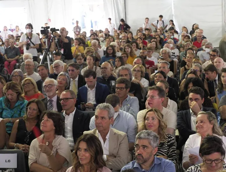 Il Festival della Mente ha preso il via ieri a Sarzana, sempre seguito da un pubblico numeroso e appassionato per le interessanti proposte (foto Pasquali)