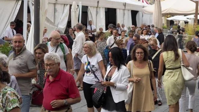 Tanta gente anche ieri a Sarzana in occasione della seconda giornata del Festival della Mente, che oggi vivrà i suoi ultimi appuntamenti (foto. Massimo Pasquali)