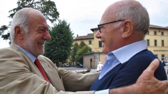 L’abbraccio tra Mario Capanna e il professor Massimo Galli