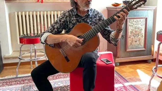 Flavio Cucchi con la chitarra Hauser del 1969 in cedro e palissandro brasiliano