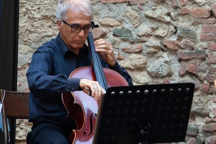Filippo Burchietti, violoncellista della Camerata strumentale pratese