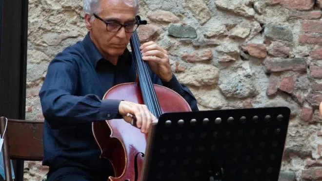 Filippo Burchietti, violoncellista della Camerata strumentale pratese