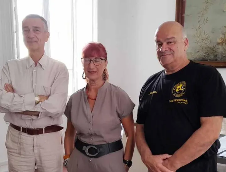 Da sinistra Daniele Canali, Roberta Guglielmini e Fabrizio Giromella: una serata dedicata all’associazione