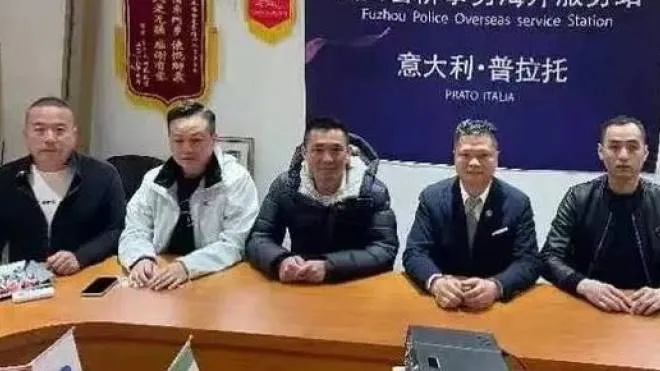 L’inaugurazione del Fuzhou Police Overseas Service Station di Prato; in basso il sindaco Biffoni e in alto il prefetto Cogode