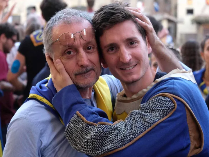 Elia Cicerchia abbraccia babbo Laerte dopo la vittoria numero 39