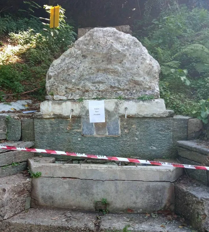 La fontana di Canevara, Levata del Governo, chiusa dai nastri con il cartello ’acqua non potabile’