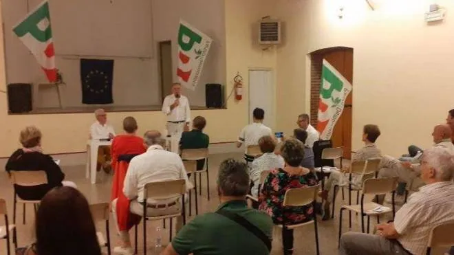 Enrico Rossi, affiancato dal segretario del circolo Pd di Ponte d’Arbia Italo Gorini, ha scelto la Casa del Popolo per aprire la sua campagna elettorale nel Senese