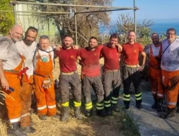 La squadra di Protezione civile di Ameglia durante un recente intervento sul territorio con i vigili del fuoco in occasione di un’emergenza