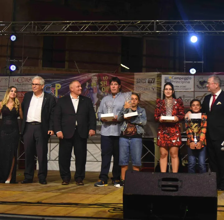 I vincitori di «Dilettando» sul palco insieme al sindaco per la premiazione