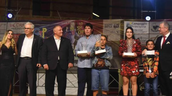 I vincitori di «Dilettando» sul palco insieme al sindaco per la premiazione