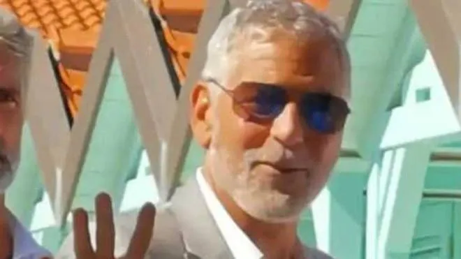 George Clooney dai Bocelli all’Alpemare; in alto a destra Simone Molinari