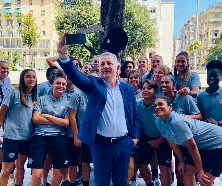 Il sindaco Pierluigi Peracchini fa un selfie con le calciatrici dello Spezia femminile