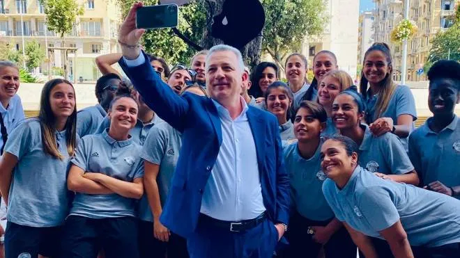 Il sindaco Pierluigi Peracchini fa un selfie con le calciatrici dello Spezia femminile