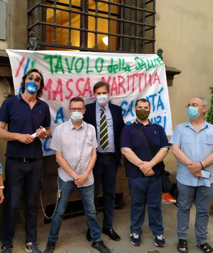 I rappresentanti del Tavolo della Salute durante una manifestazione di protesta a Firenze